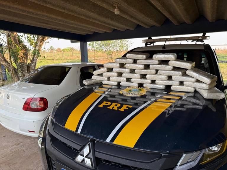 PRF apreende 30 kg de skunk escondidos em carro na BR-364, em Rio Branco