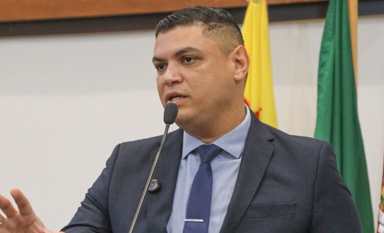 Deputado Tio Pablo critica “caos” em secretarias e defende mais atenção às crianças neurodivergentes