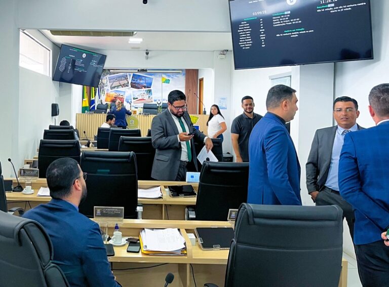 Mesmo com quórum reduzido, vereadores atrasam sessão na Câmara de Rio Branco