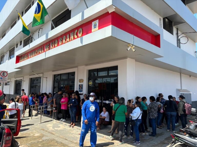 Agentes de saúde e endemias protestam em frente à Câmara de Rio Branco cobrando reajuste do piso salarial