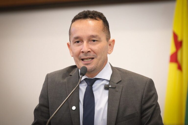 Adailton Cruz destaca atrasos de pagamentos na Saúde e defende valorização dos servidores