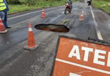 Cratera se abre na BR-317 após fortes chuvas e trecho é isolado pelo DNIT