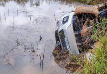 Caminhonete cai em açude durante obra em Rodrigues Alves, no interior do Acre