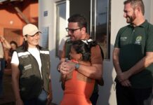 Gladson e Mailza entregam 80 casas populares na Cidade do Povo, em Rio Branco