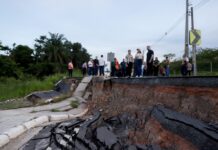 Em Tarauacá, governadora vistoria trecho de via que desabou e garante celeridade em reparos