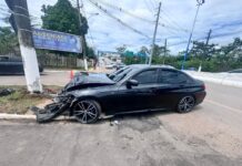 Veículo de luxo colide contra poste na Dias Martins e motorista abandona local após acidente