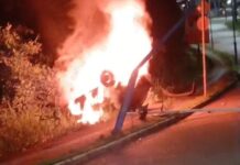 Carro capota, pega fogo e fica destruído após colisão com poste próximo ao IMAC, em Rio Branco