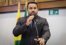 Arlenilson Cunha propõe homenagem a Enéas Carneiro em faculdade estadual criada pelo governo