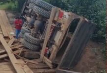Ponte desaba durante passagem de caminhão carregado com areia em Brasiléia; motorista escapa sem ferimentos