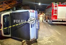 Motorista capota caminhonete após perder controle de veículo e derrubar entrada de residencial em Rio Branco
