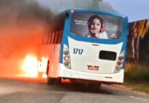 Ônibus pega fogo e deixa comunidade do Calafate com apenas um coletivo para atender vários bairros na localidade