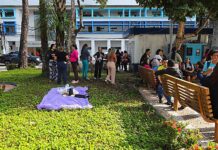 Profissionais da limpeza pedem apoio de manifestantes para manter Praça da Revolução limpa